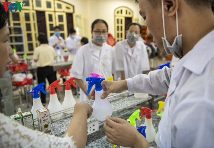 hue students make handwashing solution in line with who standards hinh 1