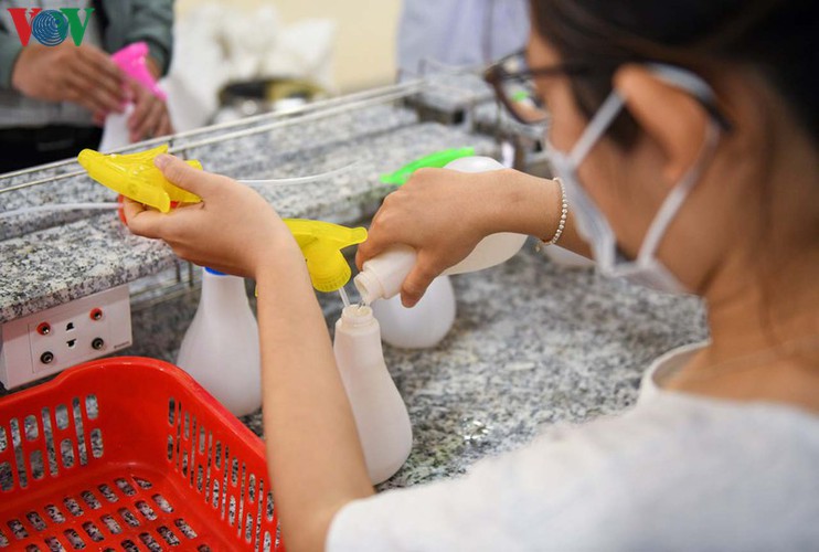 hue students make handwashing solution in line with who standards hinh 12