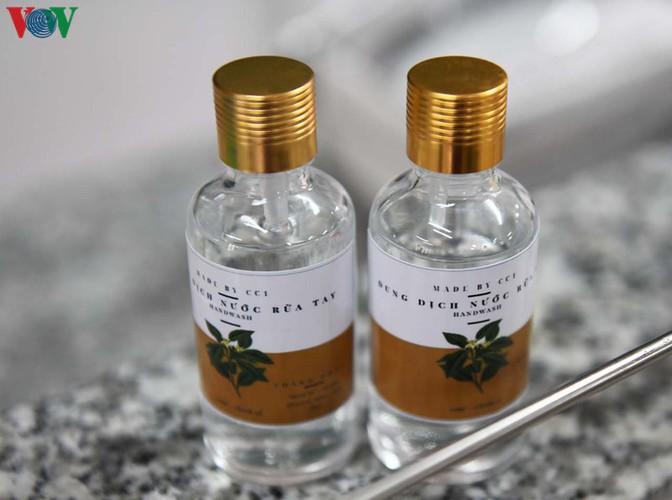 hue students make handwashing solution in line with who standards hinh 2