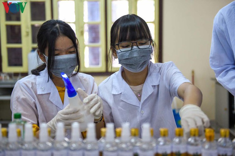 hue students make handwashing solution in line with who standards hinh 3