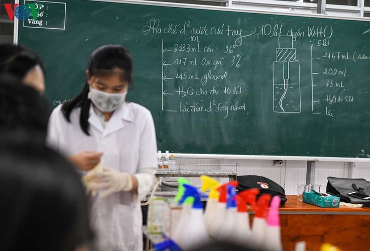 hue students make handwashing solution in line with who standards hinh 5