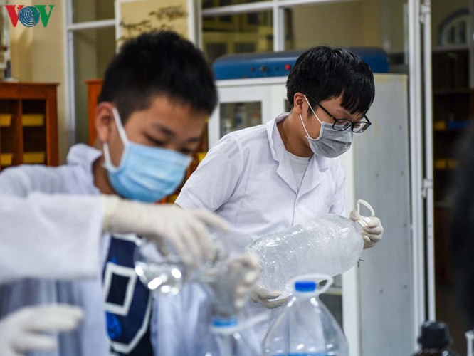 hue students make handwashing solution in line with who standards hinh 6