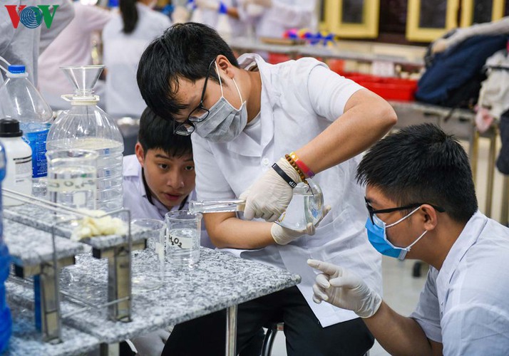 hue students make handwashing solution in line with who standards hinh 7