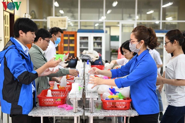 hue students make handwashing solution in line with who standards hinh 8