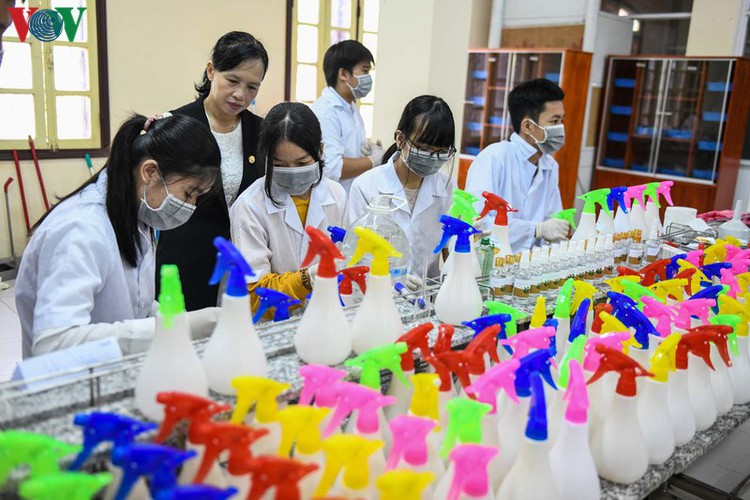 hue students make handwashing solution in line with who standards hinh 9