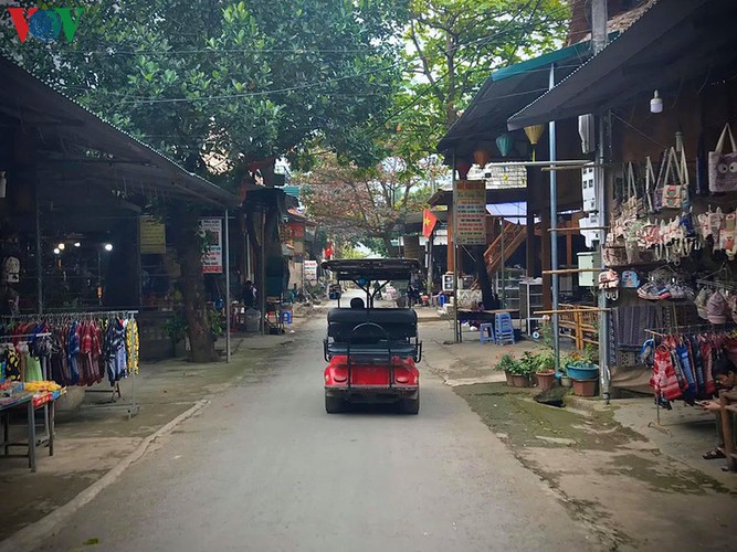 foreigners savour tranquil scenery of villages in mai chau hinh 2