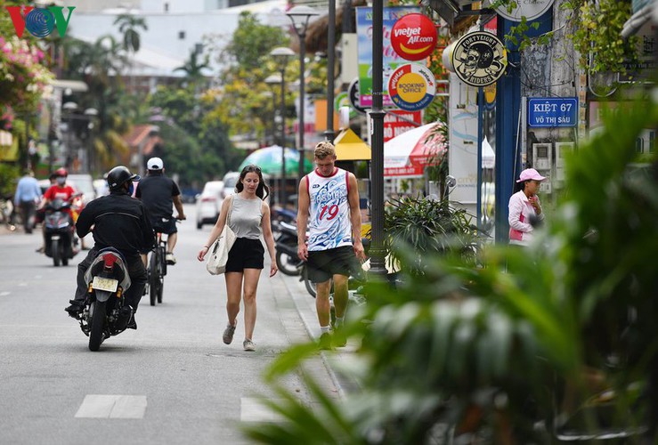 foreign visitors wander hue streets without face masks hinh 10