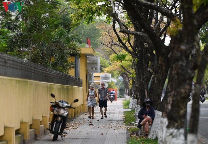 foreign visitors wander hue streets without face masks hinh 11