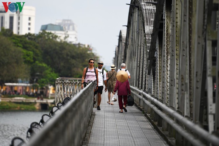 foreign visitors wander hue streets without face masks hinh 12