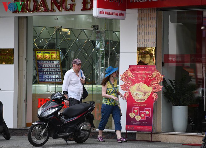 foreign visitors wander hue streets without face masks hinh 13