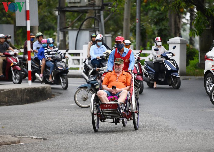 foreign visitors wander hue streets without face masks hinh 3