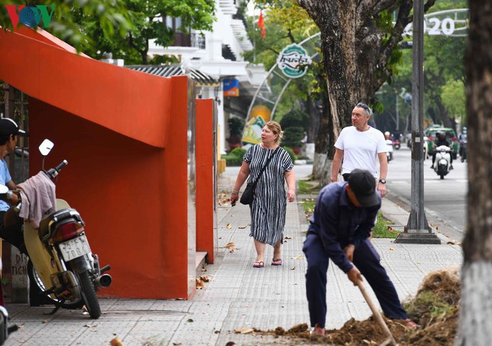 foreign visitors wander hue streets without face masks hinh 4