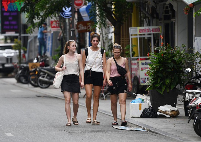 foreign visitors wander hue streets without face masks hinh 5