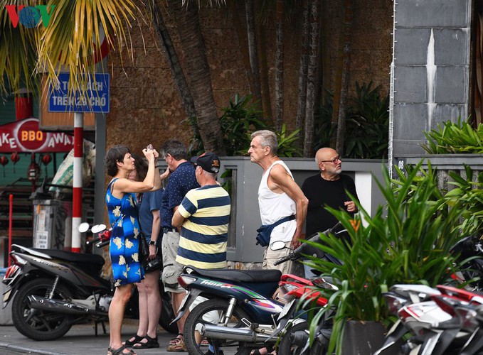 foreign visitors wander hue streets without face masks hinh 6