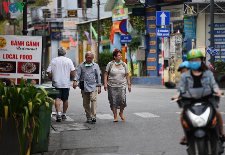 foreign visitors wander hue streets without face masks hinh 7