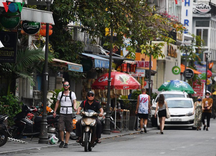 foreign visitors wander hue streets without face masks hinh 8