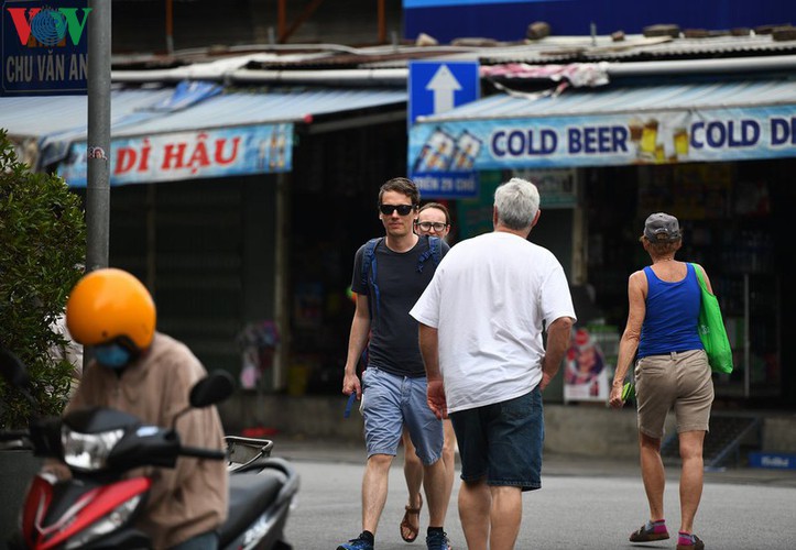 foreign visitors wander hue streets without face masks hinh 9