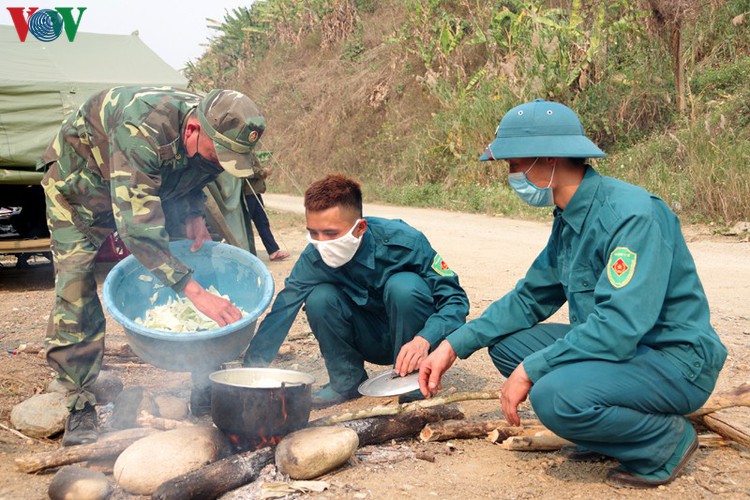 border guards undergo hardships combating covid-19 epidemic hinh 5