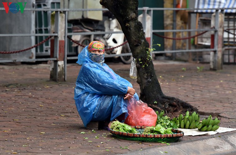 street vendors struggle to earn a living during covid-19 epidemic hinh 15