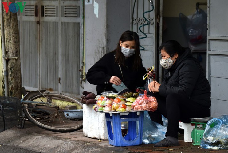 street vendors struggle to earn a living during covid-19 epidemic hinh 1