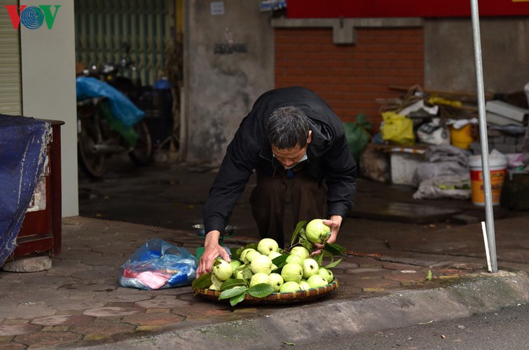 street vendors struggle to earn a living during covid-19 epidemic hinh 2