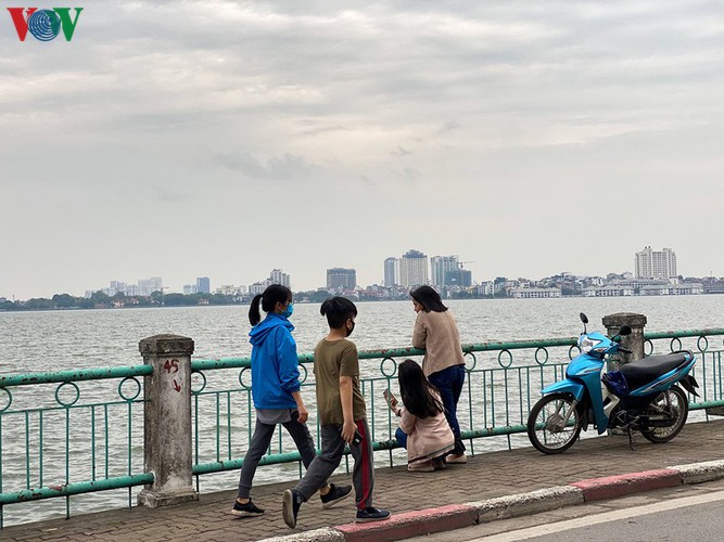 hanoians return to west lake in droves amid covid-19 threat hinh 10