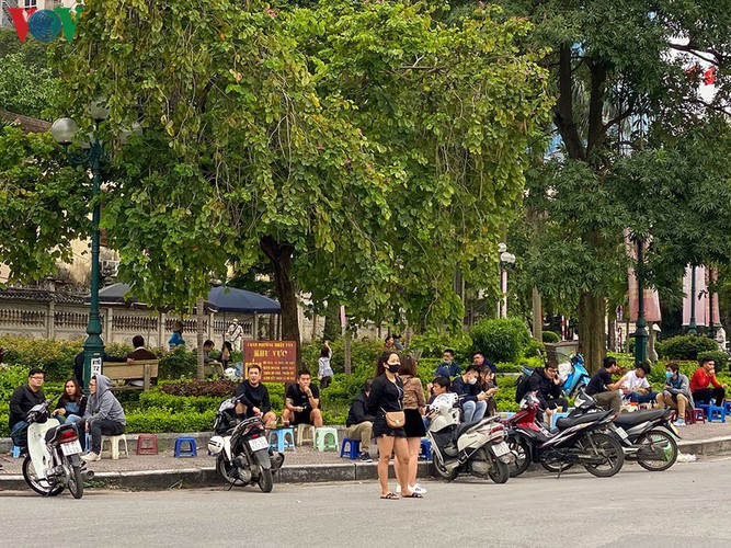 hanoians return to west lake in droves amid covid-19 threat hinh 1