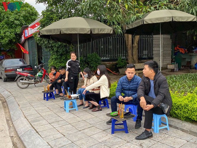 hanoians return to west lake in droves amid covid-19 threat hinh 2