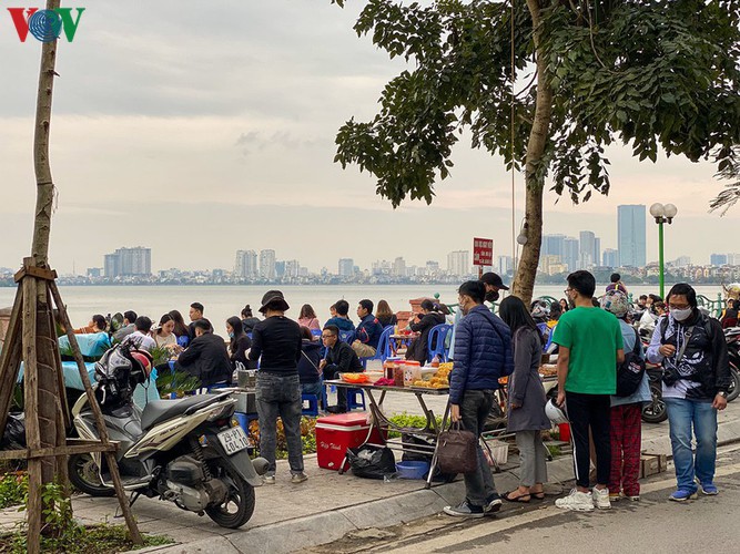 hanoians return to west lake in droves amid covid-19 threat hinh 3