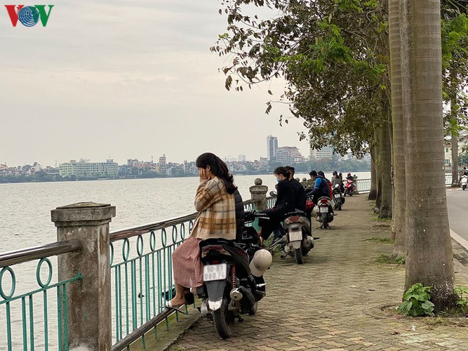 hanoians return to west lake in droves amid covid-19 threat hinh 5