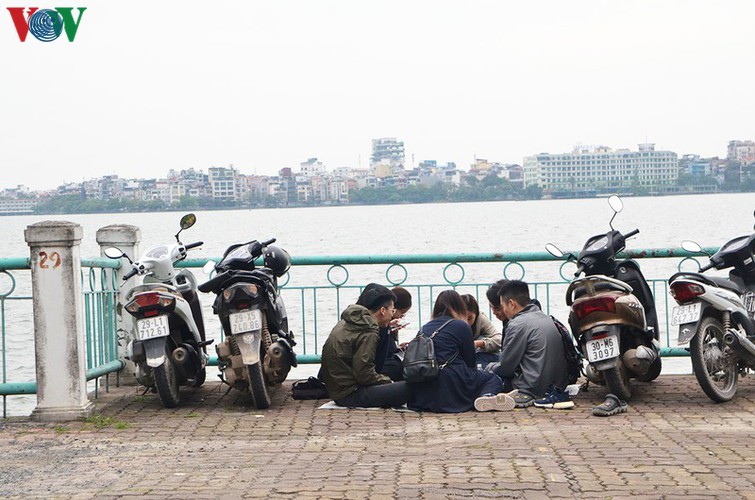 hanoians return to west lake in droves amid covid-19 threat hinh 6
