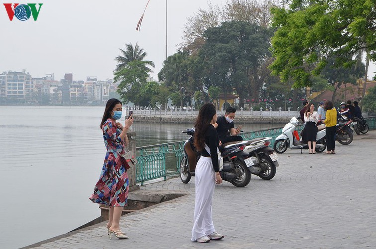 hanoians return to west lake in droves amid covid-19 threat hinh 7
