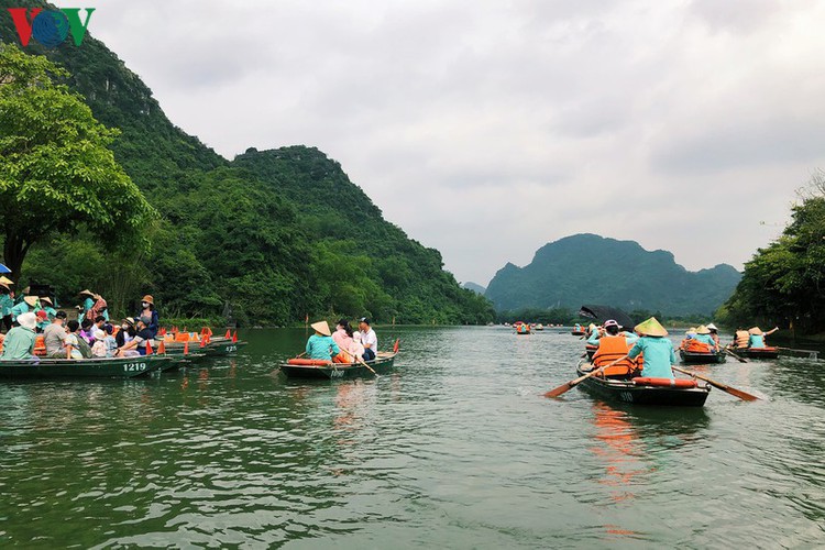 trang an landscape complex packed with tourists during public holidays hinh 12