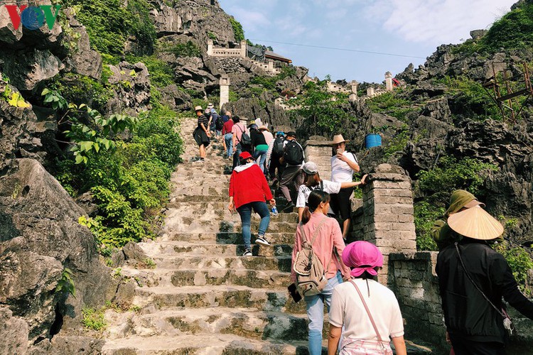 trang an landscape complex packed with tourists during public holidays hinh 14