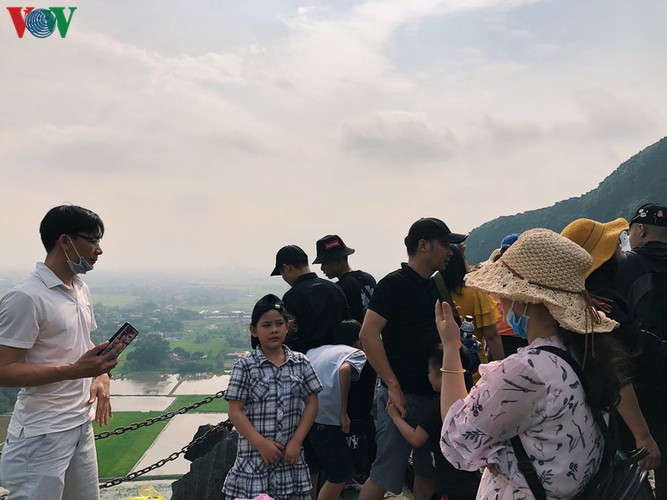 trang an landscape complex packed with tourists during public holidays hinh 15