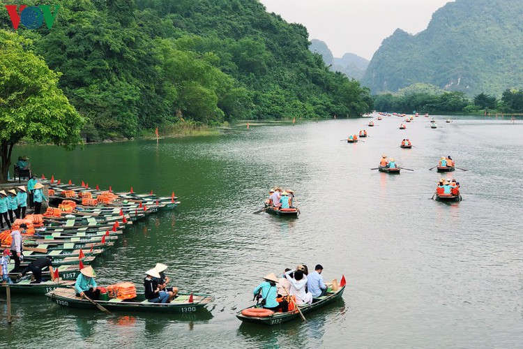 trang an landscape complex packed with tourists during public holidays hinh 1