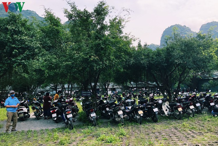 trang an landscape complex packed with tourists during public holidays hinh 2