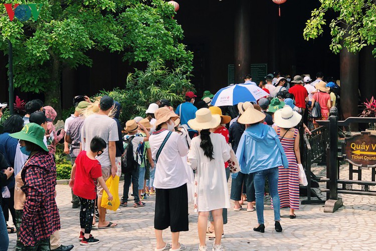trang an landscape complex packed with tourists during public holidays hinh 3