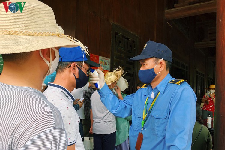 trang an landscape complex packed with tourists during public holidays hinh 6