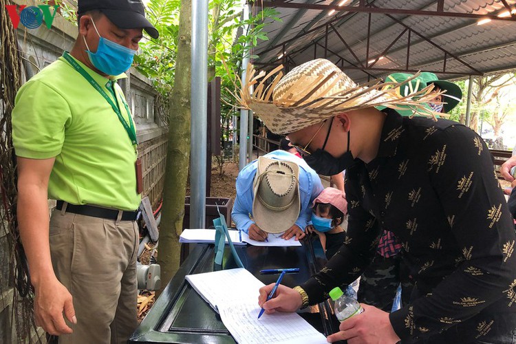 trang an landscape complex packed with tourists during public holidays hinh 7