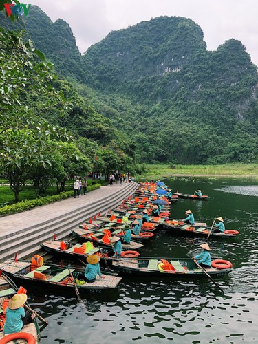 trang an landscape complex packed with tourists during public holidays hinh 8