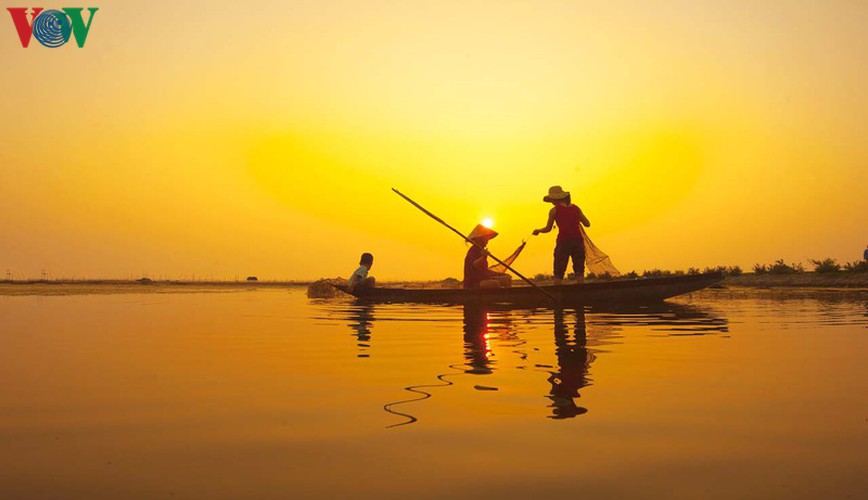 discovering peaceful tranquility at chuon lagoon in hue hinh 11