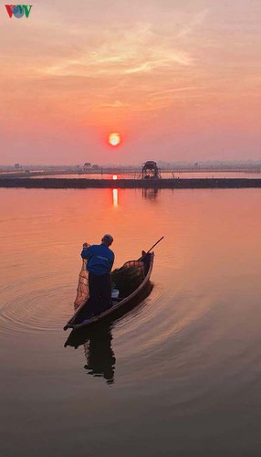 discovering peaceful tranquility at chuon lagoon in hue hinh 2