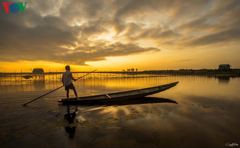 discovering peaceful tranquility at chuon lagoon in hue hinh 8