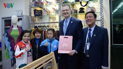 US Ambassador spends time at Vietnam Friendship Village in Hanoi