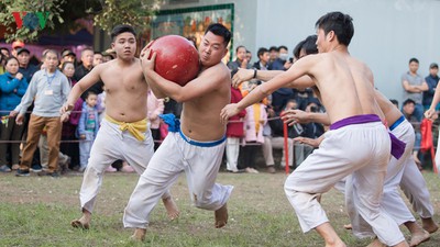 Thrilling Vat Cau festival excites crowds in Hanoi