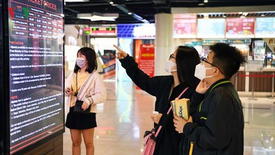 Face masks, body temperature checks now compulsory at movie theatres in VN