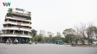 Hanoi streets left deserted after business closures