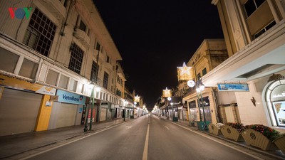 Streets of Hanoi fall silent as they sparkle at night