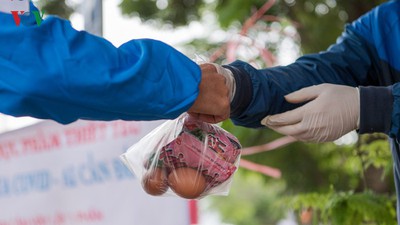 Deprived Hanoians receive daily foods to survive COVID-19 time